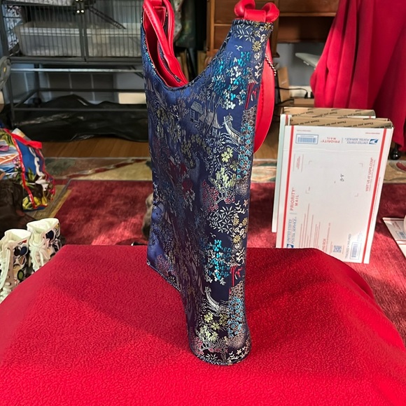 Elegant Floral Tote Bag with Red Straps - Picture 3 of 9